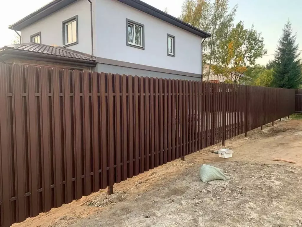 Дизайн заборов из евроштакетника: 10 идей для стильного ограждения