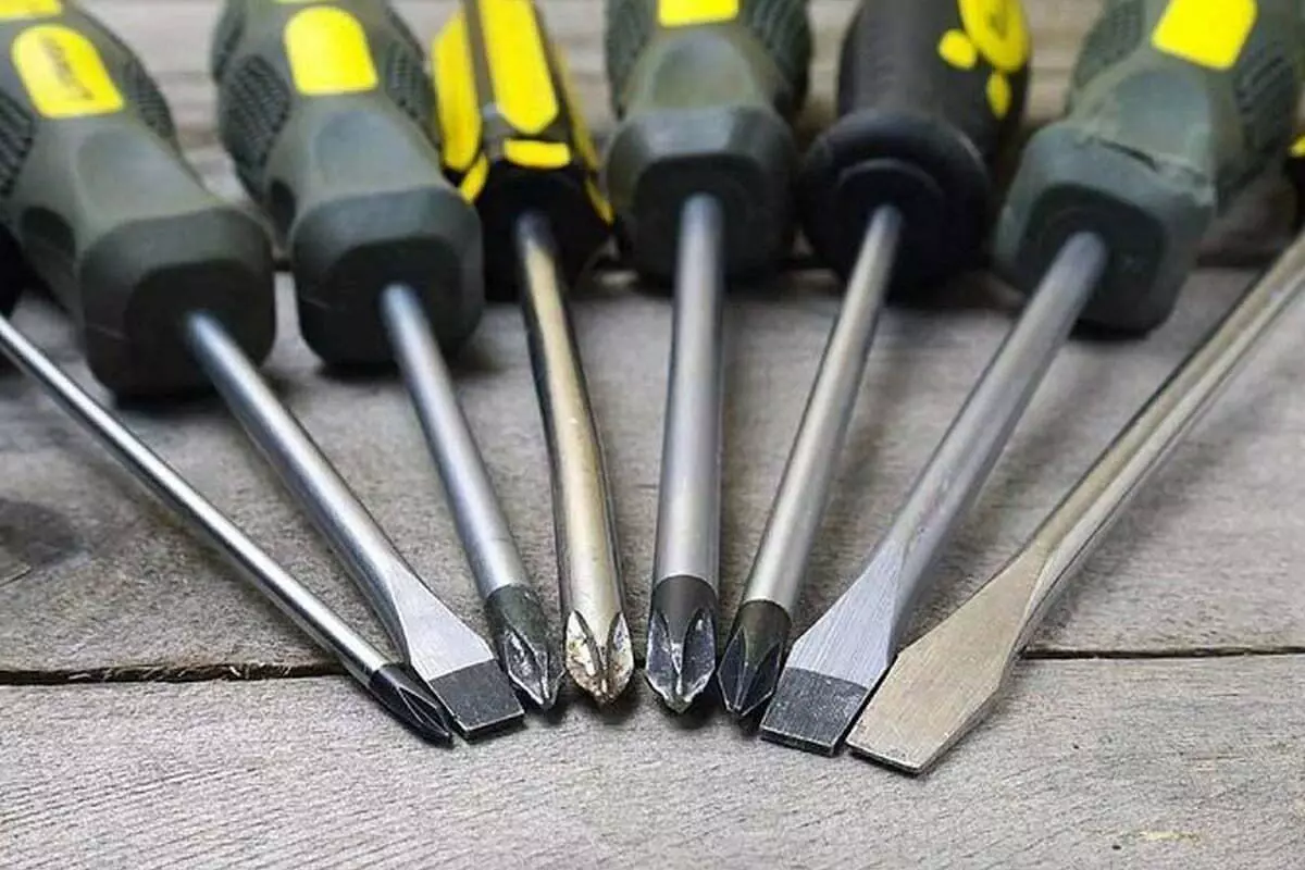 Зачем втыкать отвертку в газон? Вот как этот странный трюк поможет улучшить его внешний вид